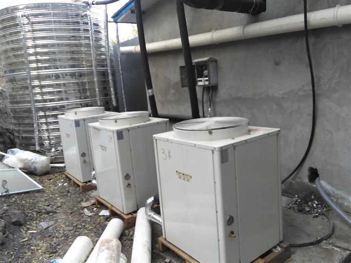 空氣能熱水器工程為什么要設(shè)置定溫度補水？